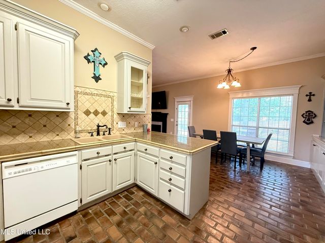 196 Woodlands Green Drive, Brandon, MS 39047