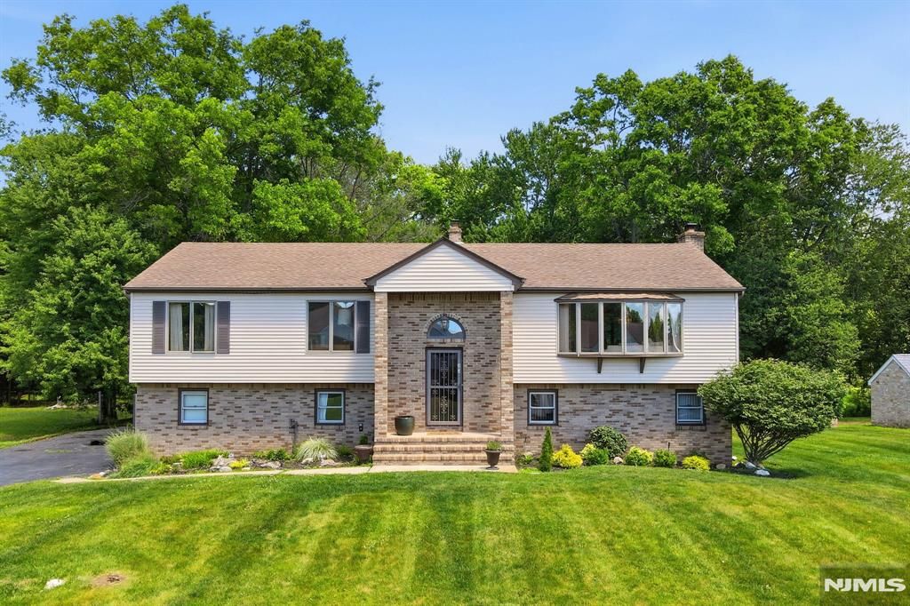 383 Talbot Drive, Fairfield, NJ 07004
