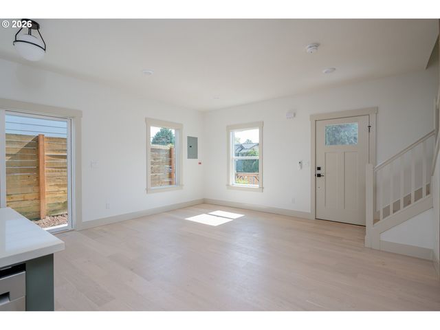 6909 Ne Multnomah St C, Portland, OR 97213