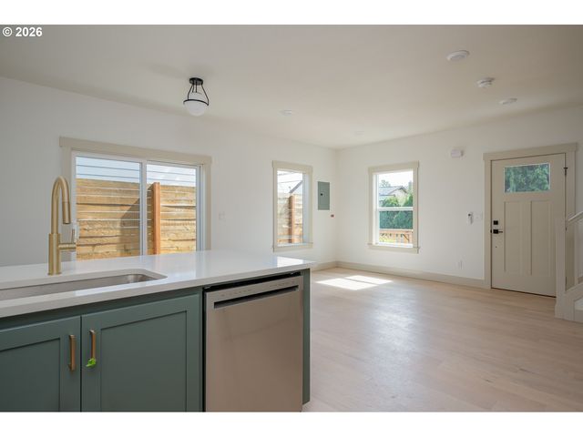 6909 Ne Multnomah St C, Portland, OR 97213