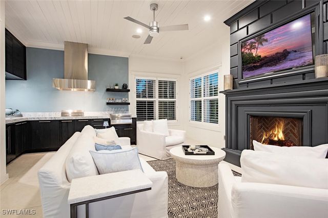 140 3rd AVE S, Naples, FL 34102