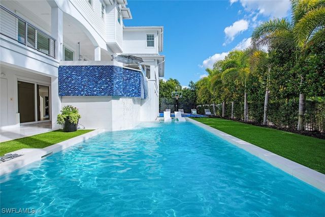 140 3rd AVE S, Naples, FL 34102
