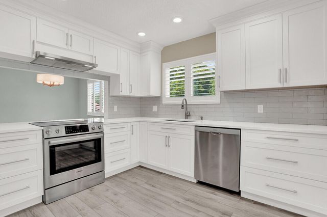 9 Lexington Lane E, Palm Beach Gardens, FL 33418