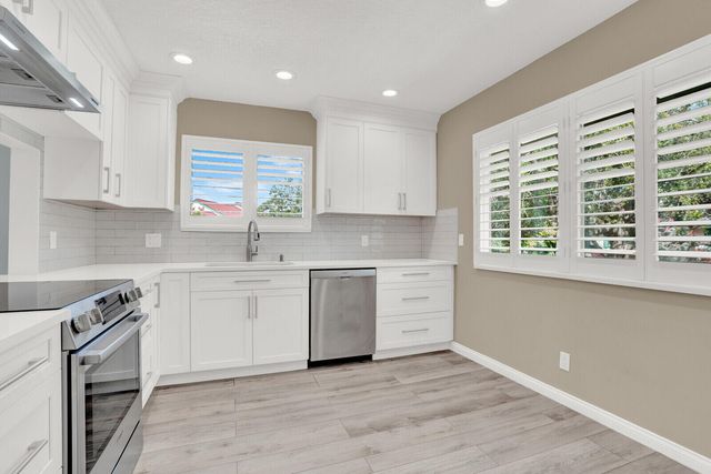 9 Lexington Lane E, Palm Beach Gardens, FL 33418