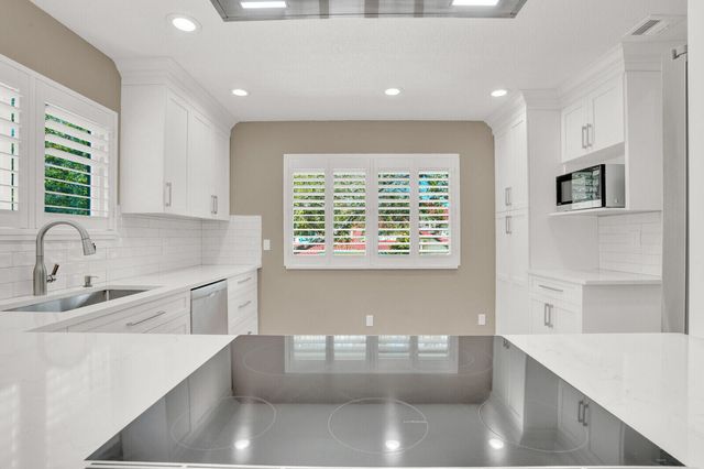 9 Lexington Lane E, Palm Beach Gardens, FL 33418