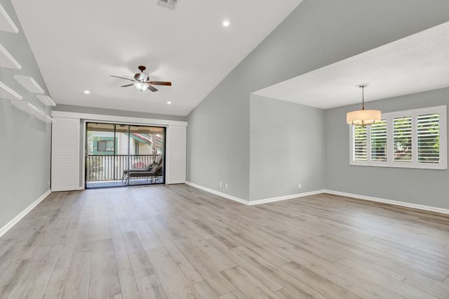 9 Lexington Lane E, Palm Beach Gardens, FL 33418