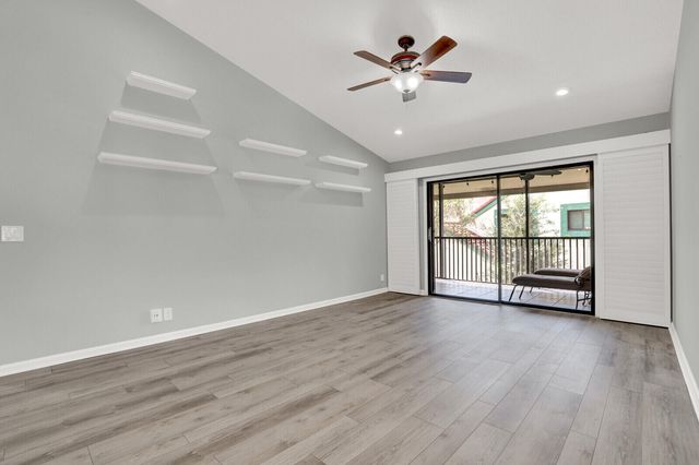 9 Lexington Lane E, Palm Beach Gardens, FL 33418