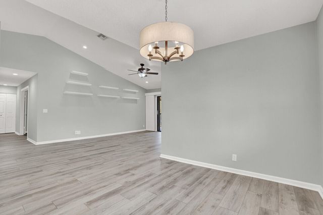 9 Lexington Lane E, Palm Beach Gardens, FL 33418