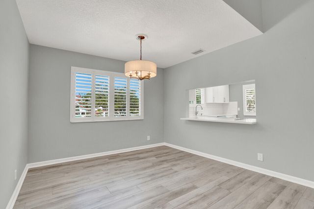 9 Lexington Lane E, Palm Beach Gardens, FL 33418