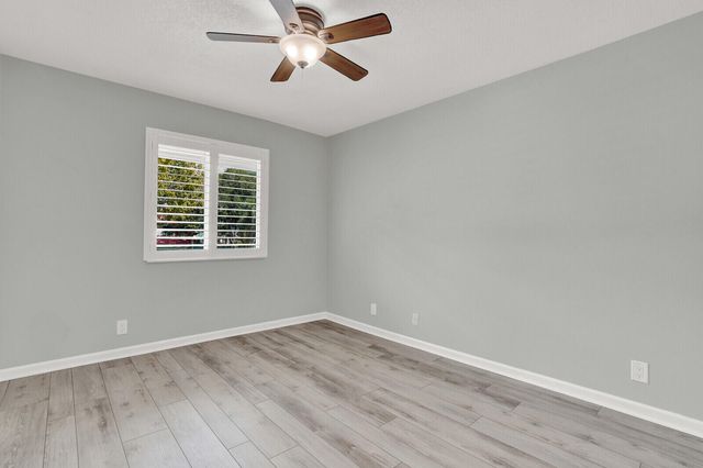 9 Lexington Lane E, Palm Beach Gardens, FL 33418