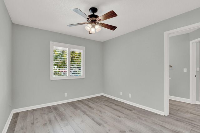 9 Lexington Lane E, Palm Beach Gardens, FL 33418