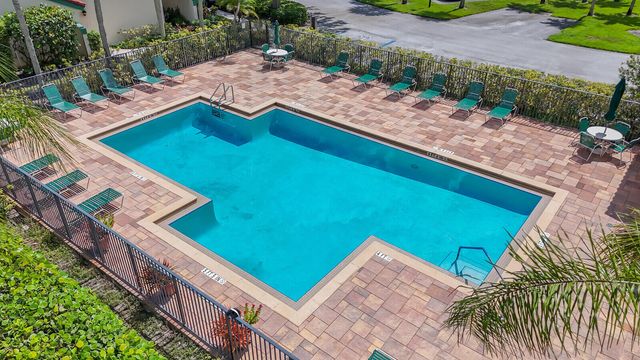 9 Lexington Lane E, Palm Beach Gardens, FL 33418