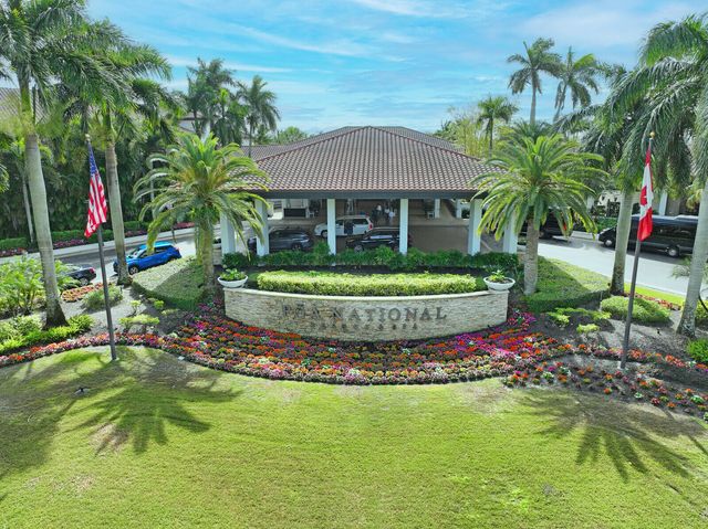 9 Lexington Lane E, Palm Beach Gardens, FL 33418