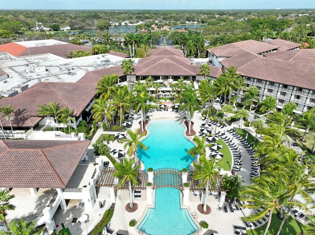 9 Lexington Lane E, Palm Beach Gardens, FL 33418