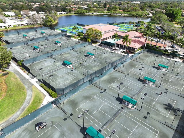 9 Lexington Lane E, Palm Beach Gardens, FL 33418