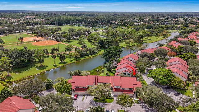 9 Lexington Lane E, Palm Beach Gardens, FL 33418