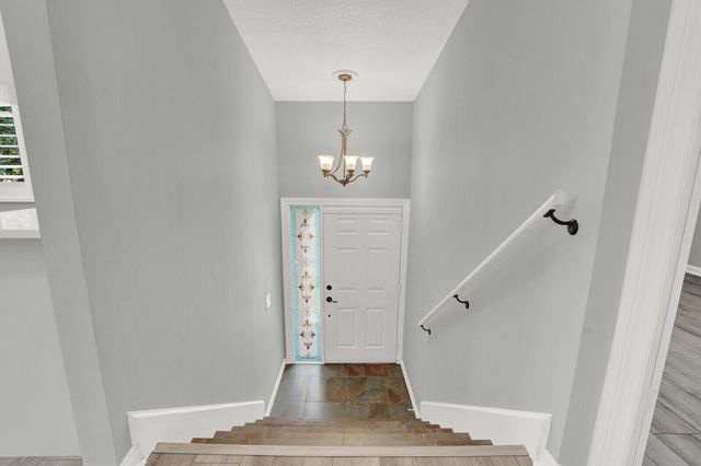 9 Lexington Lane E, Palm Beach Gardens, FL 33418