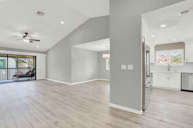 9 Lexington Lane E, Palm Beach Gardens, FL 33418