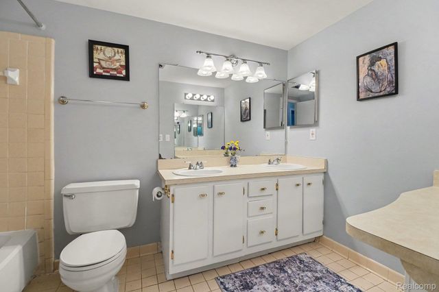 29890 W 12 Mile RD Road E 907, Farmington Hills, MI 48334