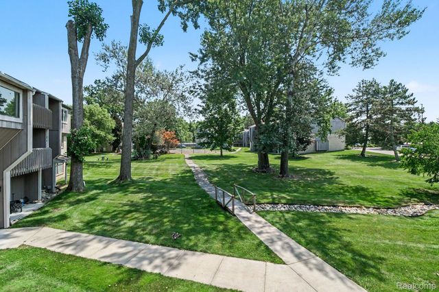 29890 W 12 Mile RD Road E 907, Farmington Hills, MI 48334