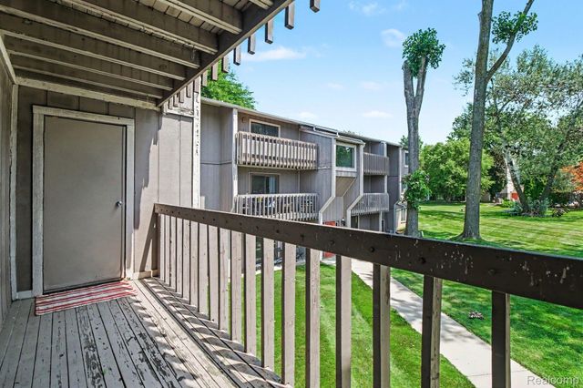 29890 W 12 Mile RD Road E 907, Farmington Hills, MI 48334