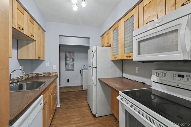 29890 W 12 Mile RD Road E 907, Farmington Hills, MI 48334