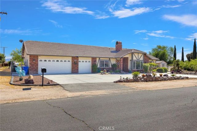 19985 Red Feather, Apple Valley, CA 92307