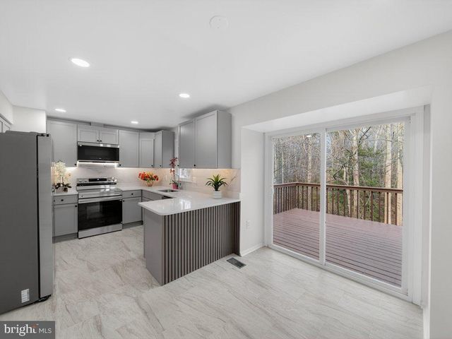 10278 COLONY PARK DR, Fairfax, VA 22032