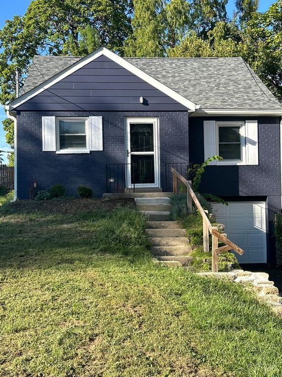 16 E Charlotte Avenue, Wyoming, OH 45215