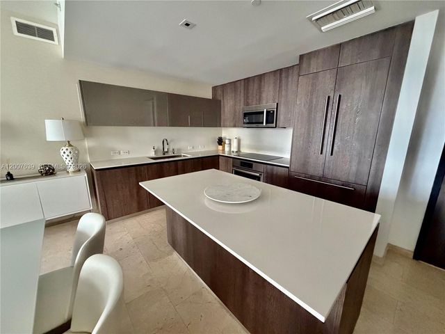 88 SW 7th St 1109, Miami, FL 33130