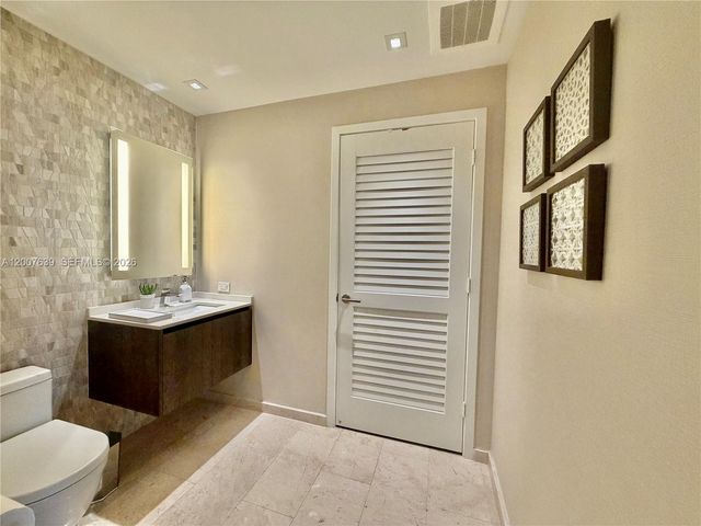 88 SW 7th St 1109, Miami, FL 33130