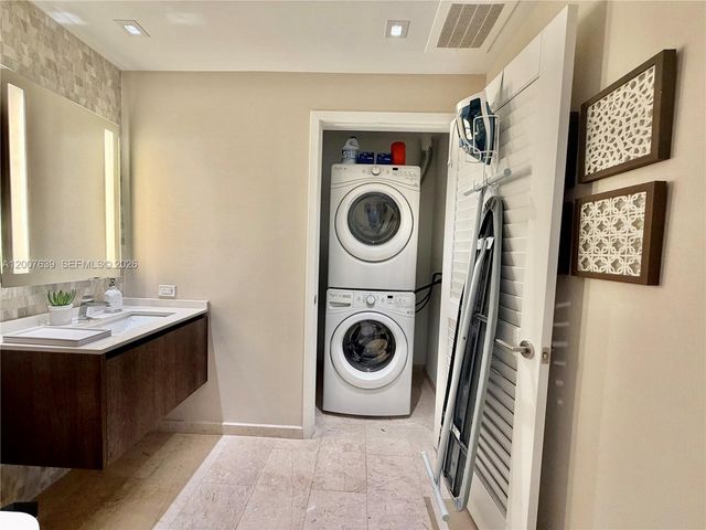 88 SW 7th St 1109, Miami, FL 33130