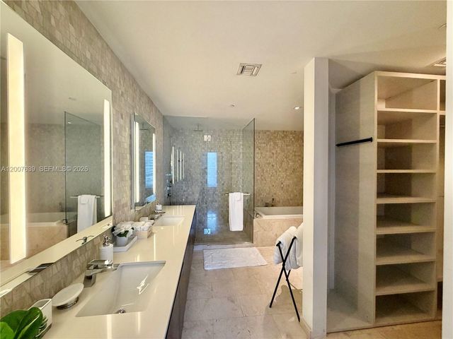 88 SW 7th St 1109, Miami, FL 33130