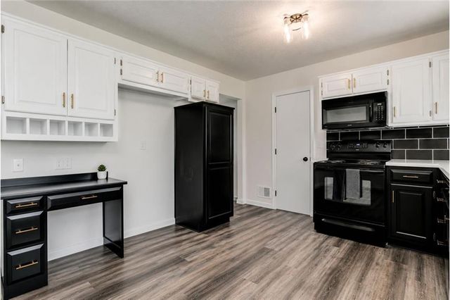 824 S Elk Lane, Bonner Springs, KS 66012