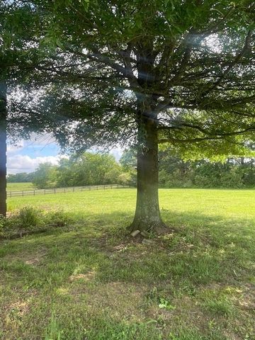 33 Bishop Rd, Lawrenceburg, TN 38464