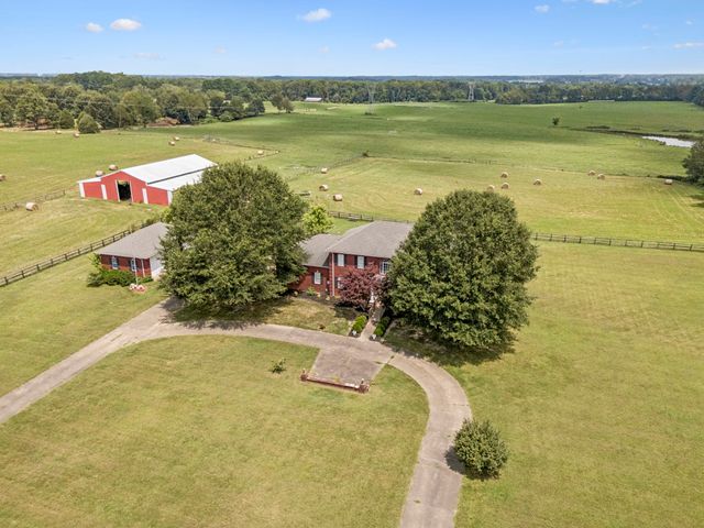 33 Bishop Rd, Lawrenceburg, TN 38464