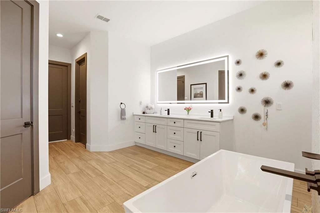 Image 22 of property listing at 3325 SW 8th CT, Cape Coral, FL 33914