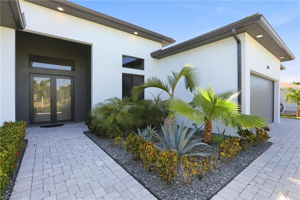 Image 5 of property listing at 3325 SW 8th CT, Cape Coral, FL 33914
