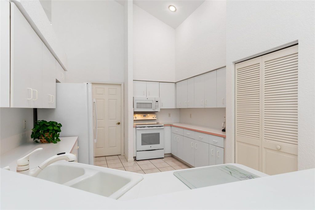 Image 11 of property listing at 6070 NW 96th Dr, Parkland, FL 33076