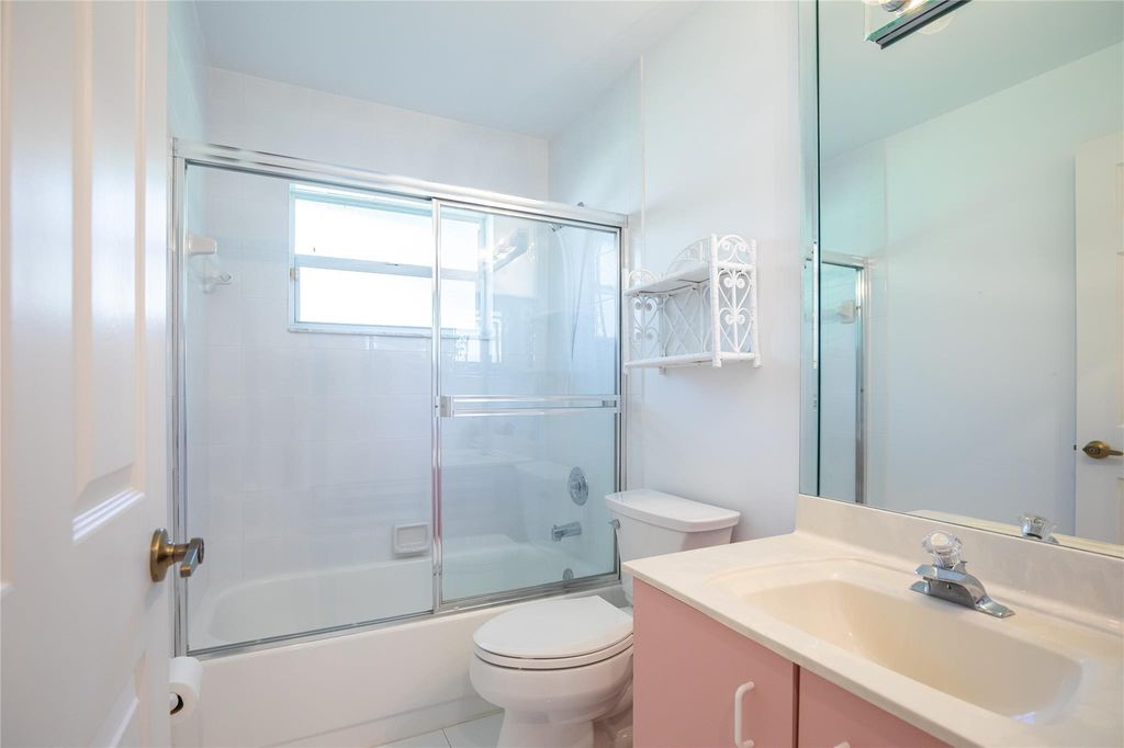 Image 25 of property listing at 6070 NW 96th Dr, Parkland, FL 33076