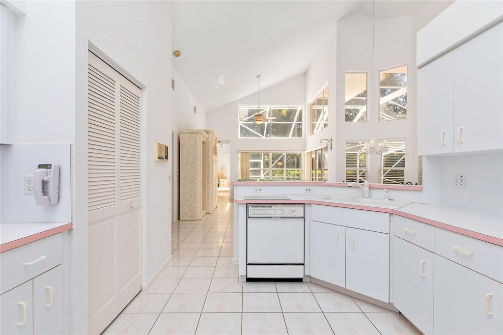 Image 9 of property listing at 6070 NW 96th Dr, Parkland, FL 33076