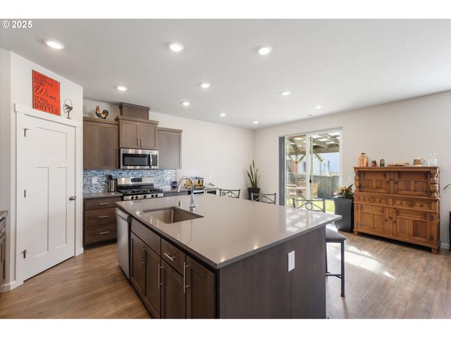 1906 MELODY Way, Longview, WA 98632