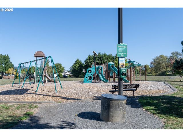 1906 MELODY Way, Longview, WA 98632