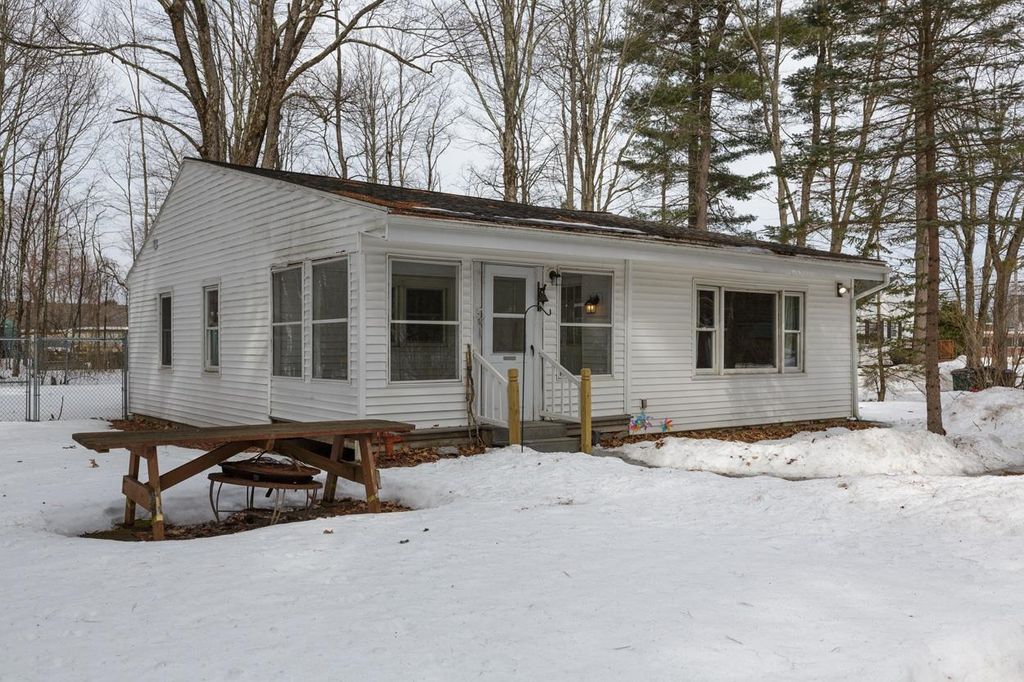 81 Village Street, Concord, NH 03303