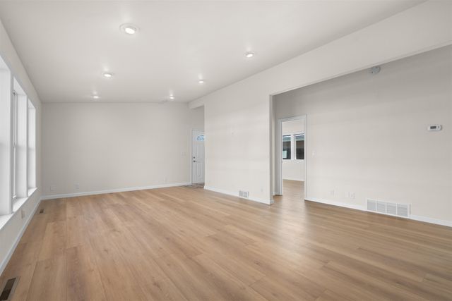 108 24th ST SW, Minot, ND 58701