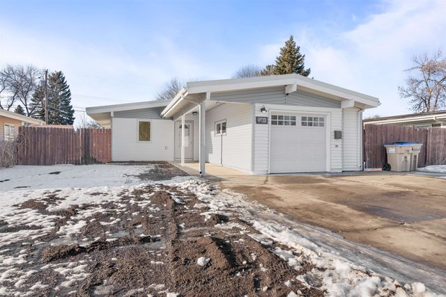 108 24th ST SW, Minot, ND 58701