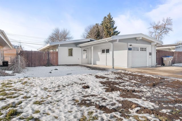 108 24th ST SW, Minot, ND 58701