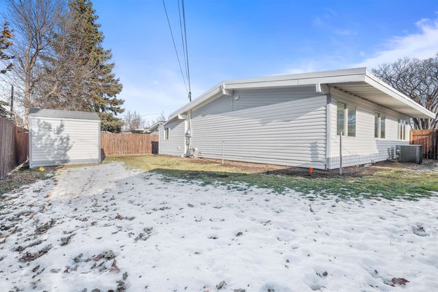 108 24th ST SW, Minot, ND 58701