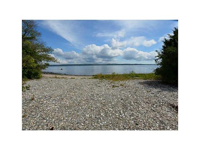 2 Weetamoe Farm Drive, Bristol, RI 02809