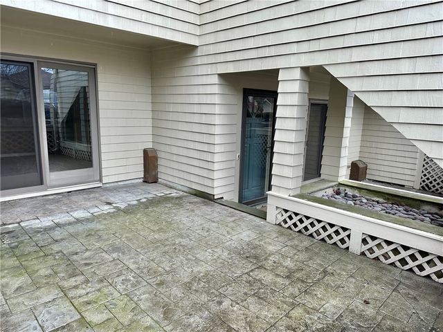 2 Weetamoe Farm Drive, Bristol, RI 02809